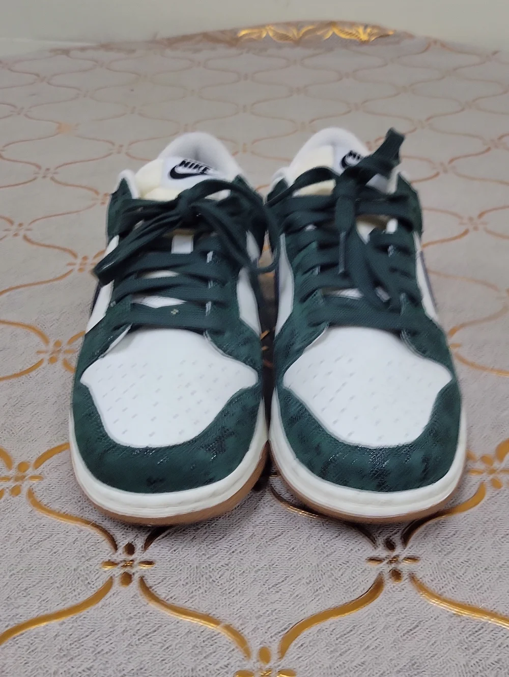 Nike Low-Top Sneakers in White & Dark Green